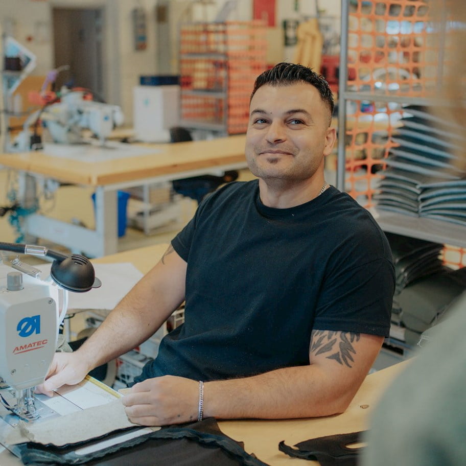 /de-at/-/media/stresslesssite/magasin/unity-by-diversity-and-inclusion/portrait_man_sewing_960x960.jpg?cx=0&cy=0&cw=912&ch=912&hash=8DC2D59B0A8202A895C1C7E6943B4A15