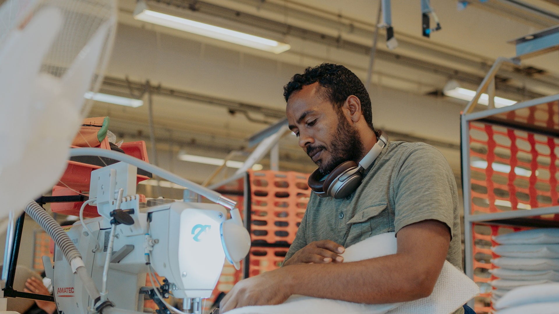 /de-at/-/media/stresslesssite/magasin/unity-by-diversity-and-inclusion/portrait_man_sewing_color_1920x1280.jpg?cx=0&cy=0&cw=1920&ch=1080&hash=ACC86B36B0A663DB420E47CDF40E734C