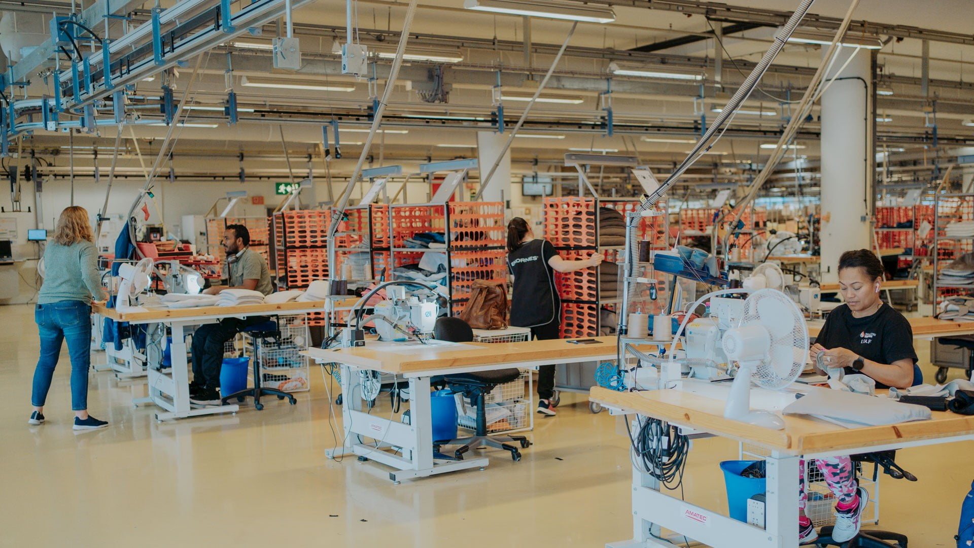 /de-at/-/media/stresslesssite/magasin/unity-by-diversity-and-inclusion/workspace_sewing_1920x1280.jpg?cx=0&cy=0&cw=1920&ch=1080&hash=566F914AA6AF0699471DBC9F154DAA3B