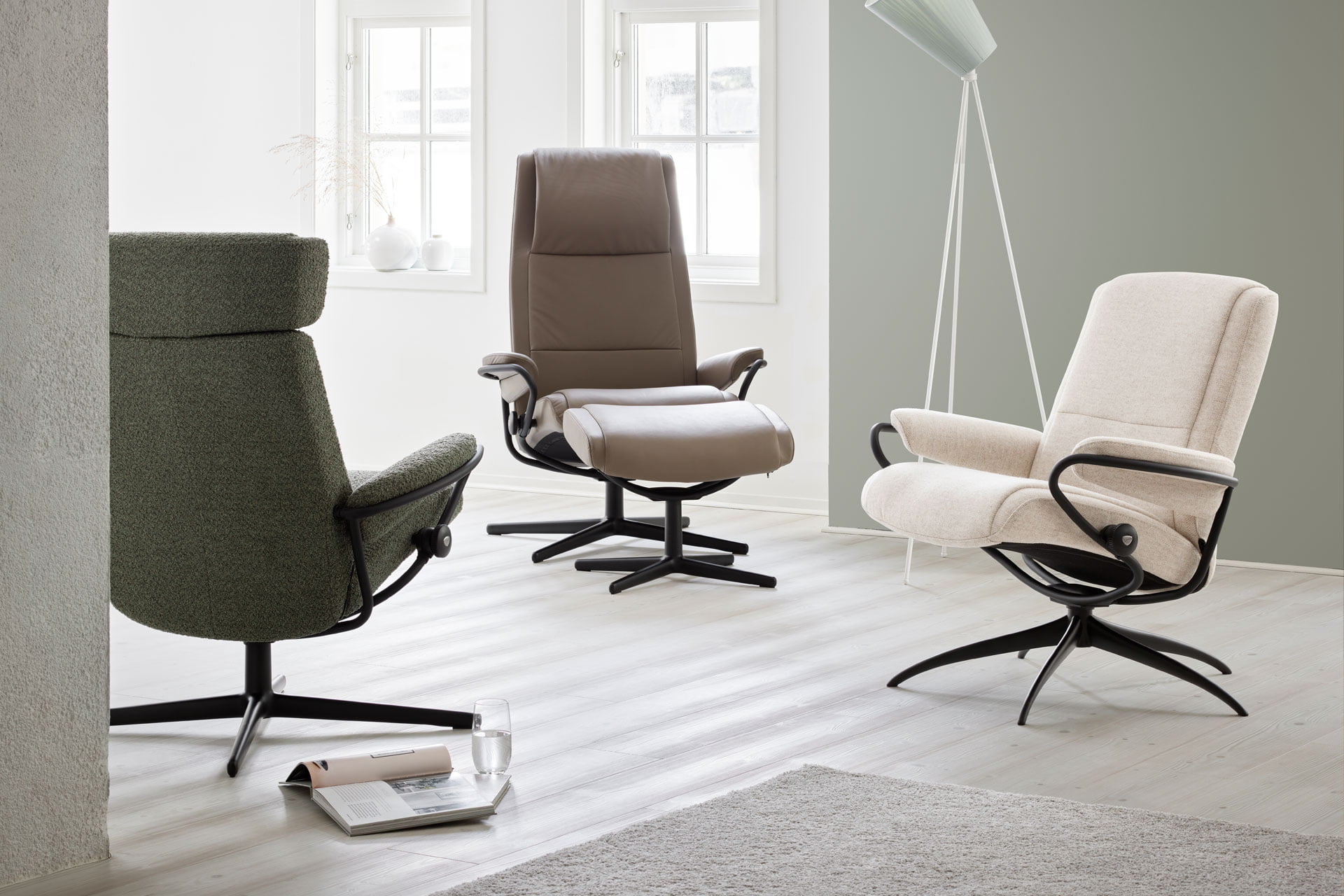 Stressless Paris shown with different bases