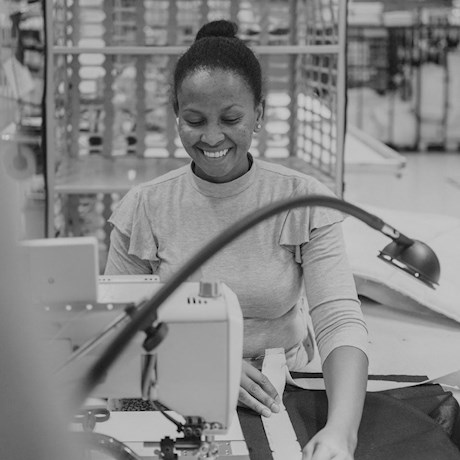 /sv-se/-/media/stresslesssite/magasin/unity-by-diversity-and-inclusion/portrait_woman_sewing_960x960.jpg?cx=0&cy=0&cw=460&ch=460&hash=91C8578E4A0C980FAE175D3D4B53AD6A